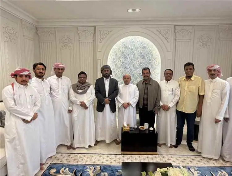 عضو مجلس القيادة الخنبشي يبحث مع الشيخ بن حبريش تو...