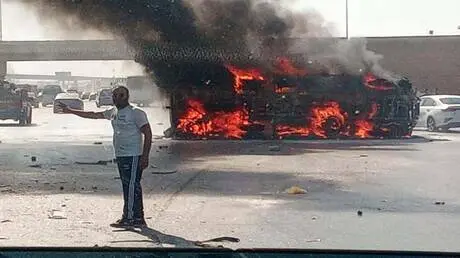 تصادم مروع يشعل حافلة في مصر.. 14 بين قتيل ومصاب