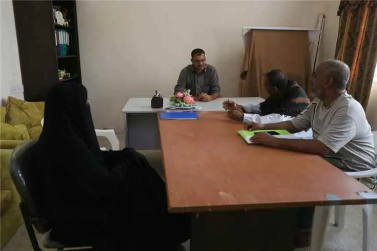 اتحاد نقابات عمال حضرموت يتفقد عاملات الملح في برو...