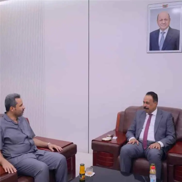 وزير الأشغال يناقش مع محافظ لحج "مراد الحالمي" أول...