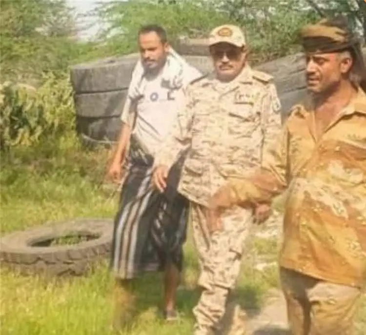 رئيس أركان محور تعز يتفقد المقاتلين في عدد من الجب...