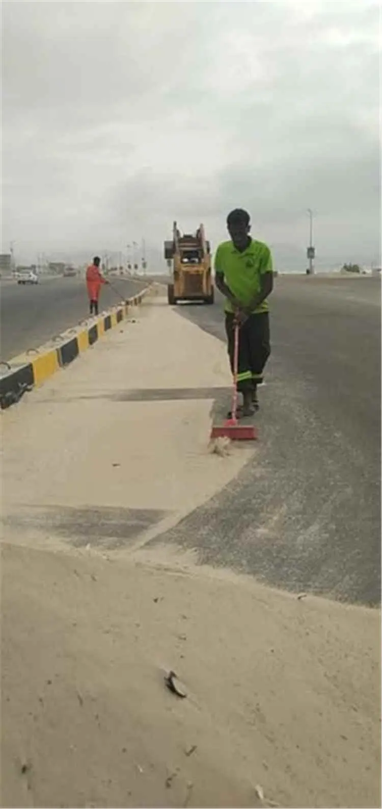 مشروع نظافة مديرية مدينة المكلا يواصل أعمال النظاف...