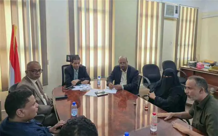 الوكيل العطاس يبحث رفع الجاهزية الإنسانية وتجهيز م...