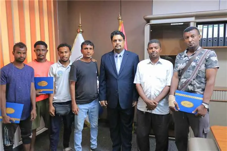 وزير التعليم الفني والتدريب المهني يكرّم عمال صندوق النظافة والتحسين تقديرًا لجهودهم في معالجة طفح الصرف الصحي بجوار ديوان الوزارة