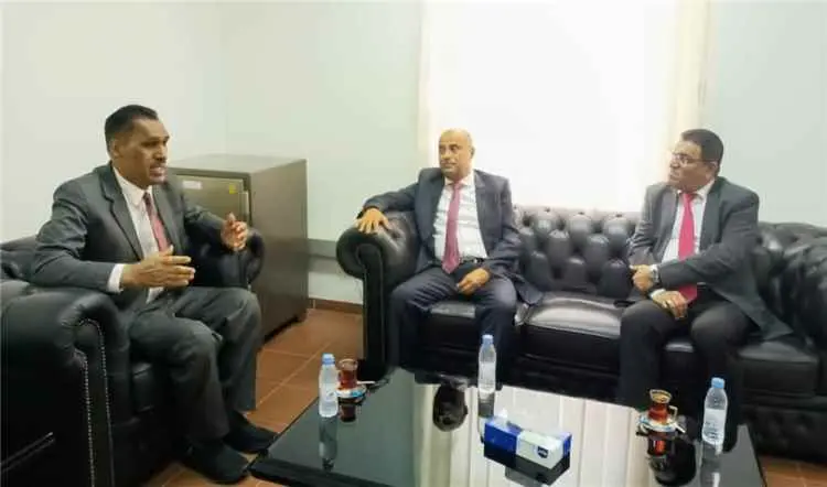 سفير بلادنا لدى السعودية يلتقي عميد كلية اللغات والترجمة بجامعة عدن