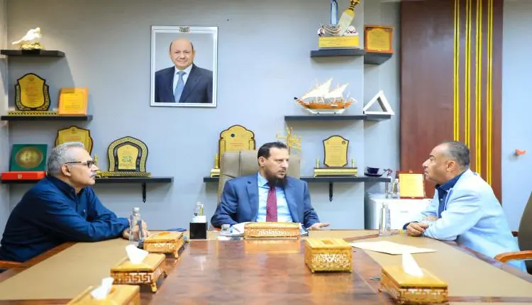 محافظ عدن يشكل خلية إنسانية للإحتياجات الناجمة عن موجات النزوح