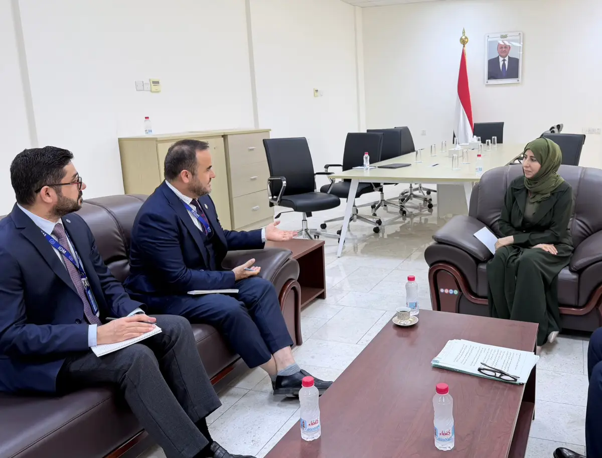 وزيرة الخارجية تبحث مع منظمة الهجرة الدولية تداعيات التصعيد الحوثي واحتياجات النازحين