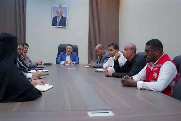 أمين محلي أبين يرأس اجتماعًا رسميًا يناقش الاستعدادات الطارئة لاستقبال النازحين القادمين من مناطق الصراع
