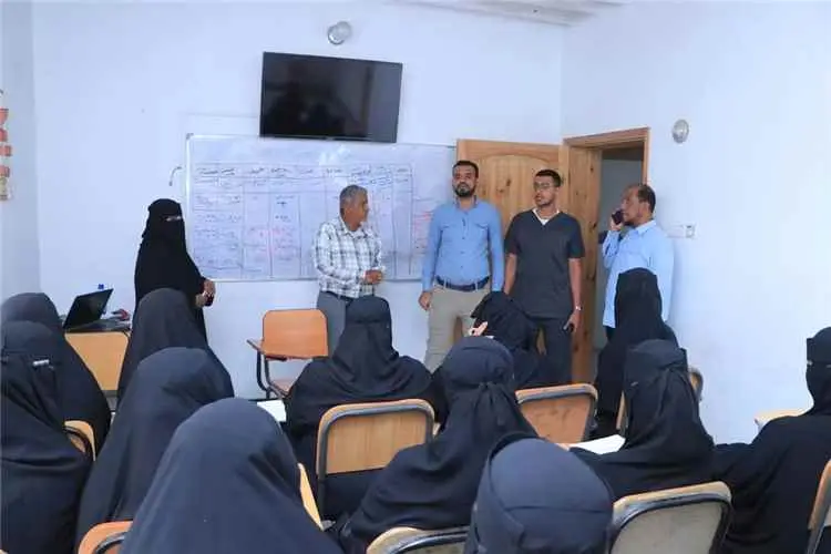 مدير مكتب الصحة بالشحر يبحث تعزيز الشراكة مع المعه...