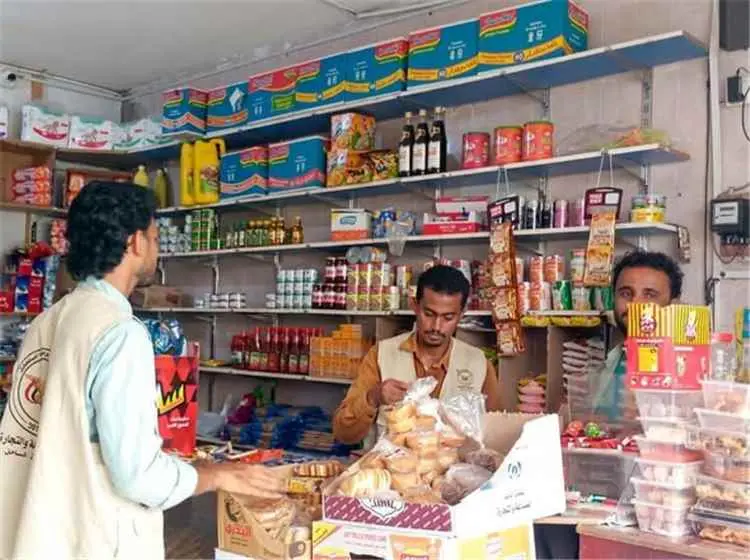 مكتب الصناعة والتجارة بسقطرى يكثف الرقابة على الأسواق ويضبط مخالفات تموينية