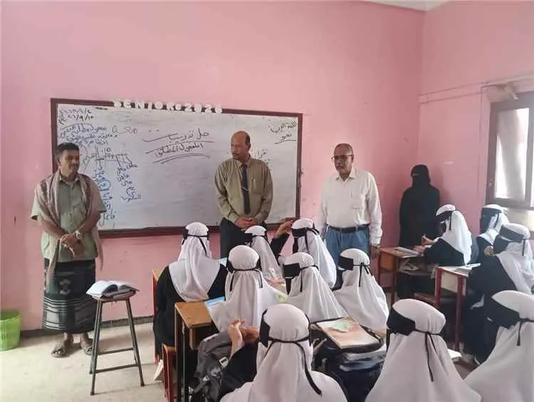 مدير عام المكلا يتفقد احتياجات عدد من المدارس في ش...