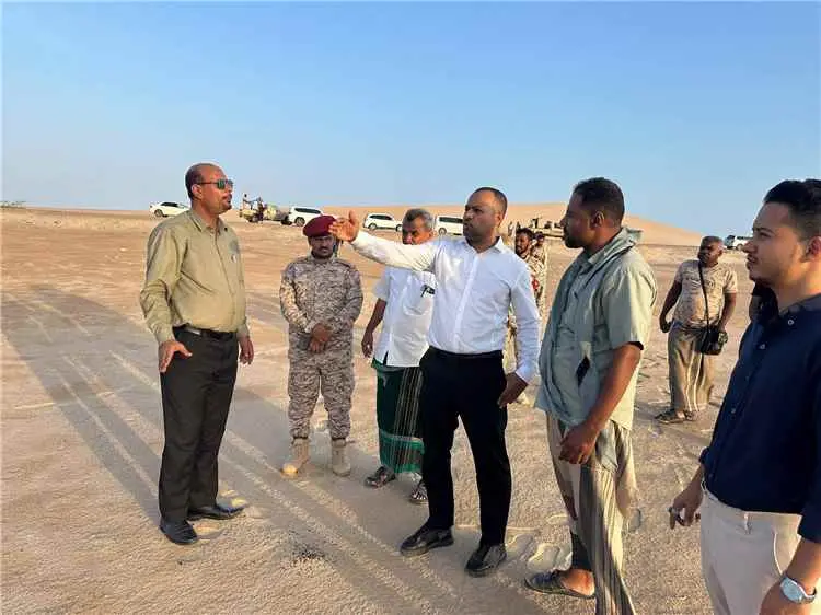 وكيل حضرموت المساعد باعلوي ومدير المكلا باعامر يتفقدان مركز إيواء للنازحين بالمكلا