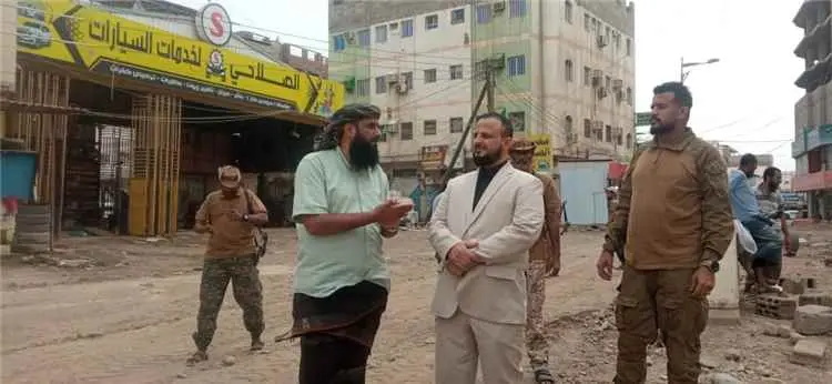 اليزيدي يتفقد أعمال تسوية وتأهيل طريق فرعي من جولة العمري باتجاه الحي السكني
