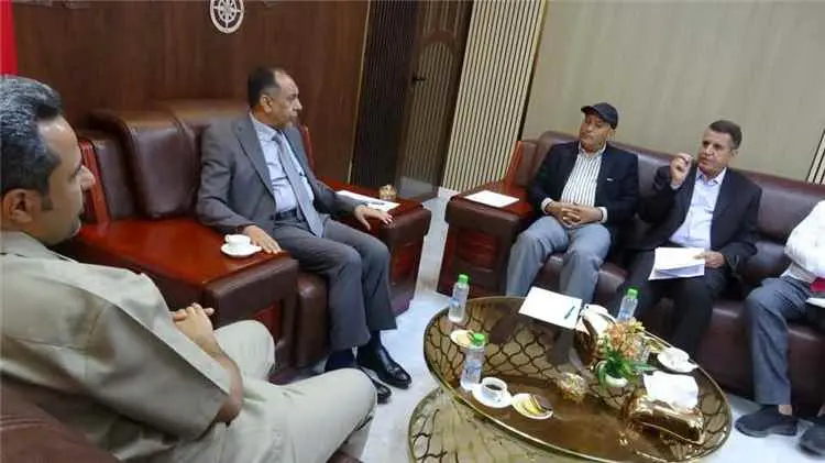وزير الصناعة والتجارة ومحافظ لحج يبحثان تعزيز الاستثمار وتطوير المناطق الصناعية بالمحافظة
