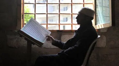 فيديو صادم في ليبيا.. ضرب طفل بـ"الفلقة" داخل خلوة لتحفيظ القرآن في الزاوية والأوقاف تحقق