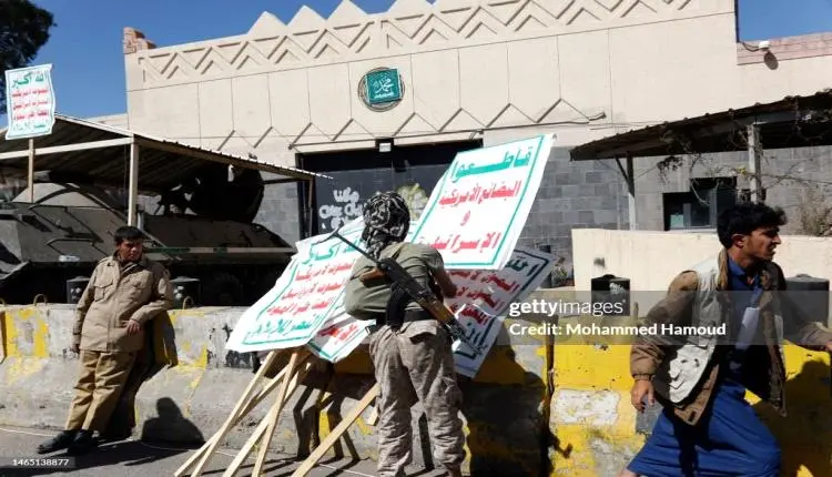 الحوثيون يكسرون شعار الموت لأمريكا بلقاءات سرية برعاية عُمانية