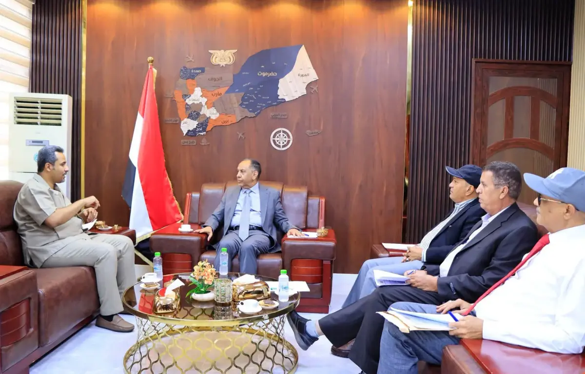 وزير الصناعة والتجارة ومحافظ لحج يبحثان تعزيز البيئة الاستثمارية وتطوير المناطق الصناعية بالمحافظة