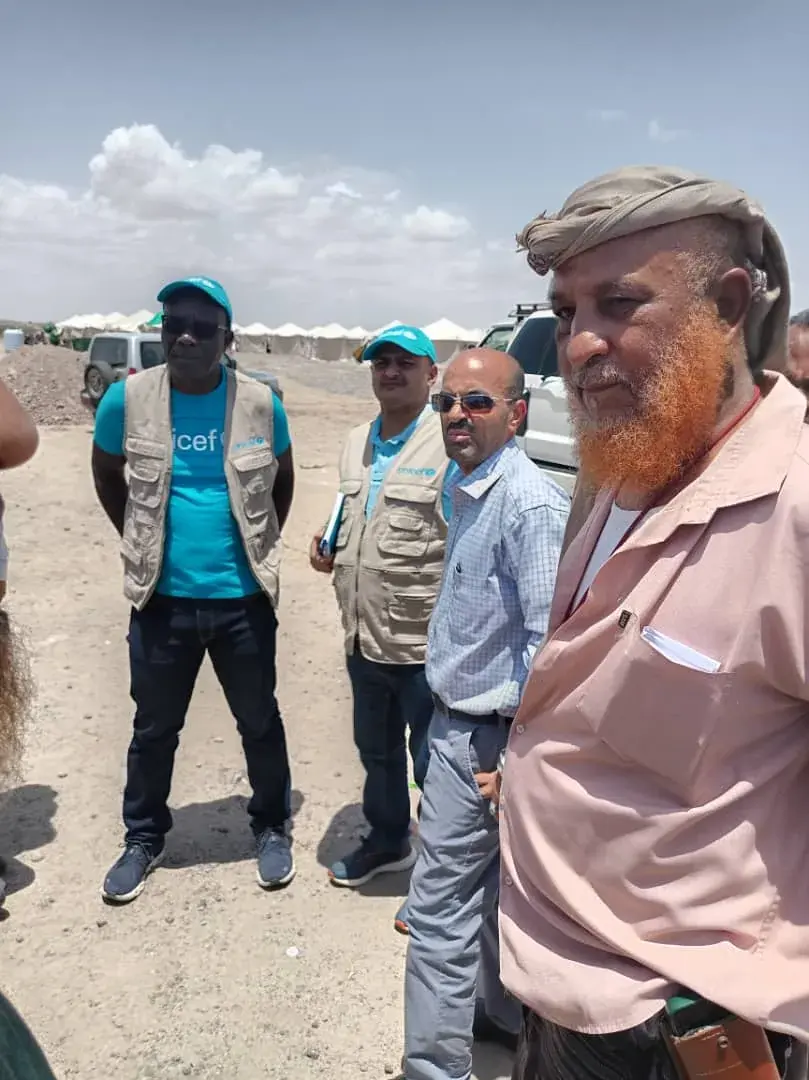صحة البريقة تتفقد العربة الطبية المدعومة من "اليونيسف" لمخيم نازحين عمران