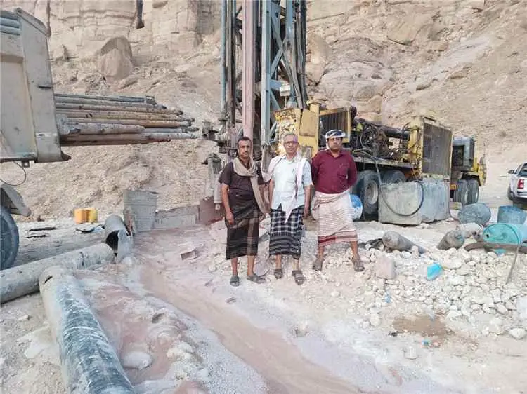 برعاية المحافظ بن الوزير.. تدشين أعمال حفر بئر ارت...