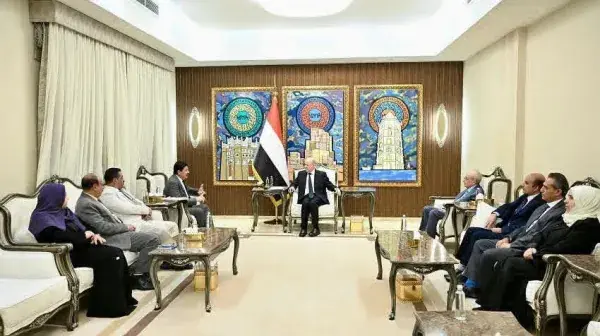 الرئيس العليمي يؤكد أن استعادة الدولة تبدأ من محاك...