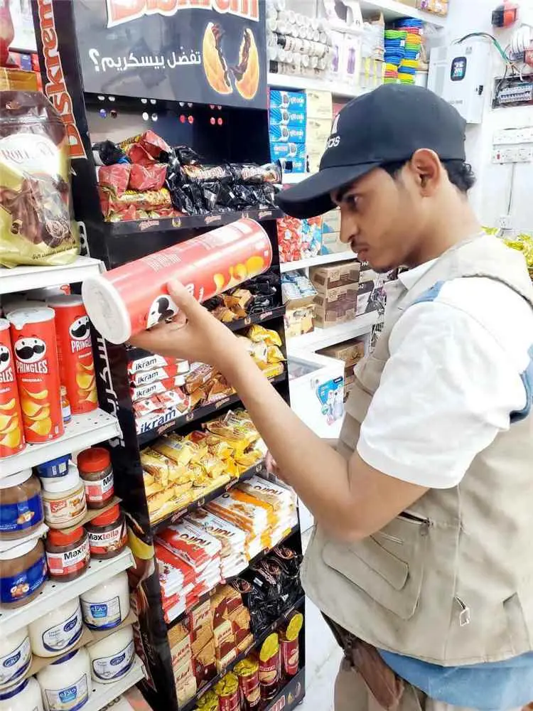 صناعة مأرب تضبط مواد غذائية وطلاءات وزيوت سيارات م...