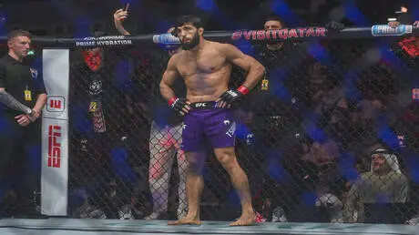 مقاتل UFC يشتري شوكولاتة من طفلة أمريكية بـ400 دول...