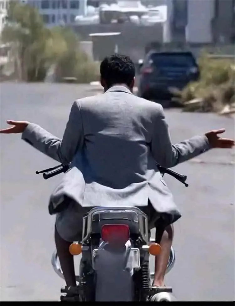 مشهد مؤلم لرجل يبكي في أحد شوارع اليمن يثير تفاعلا...