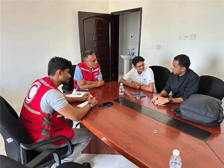 لقاء يناقش العمل المشترك بين جمعية الهلال الأحمر ا...