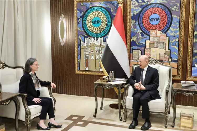 رئيس مجلس القيادة يؤكد قدرة الدولة على استعادة زما...