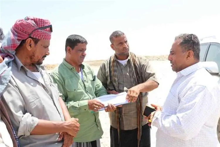 مدير عام قشن يسلم مشروع سفلتة الشوارع الداخلية بال...