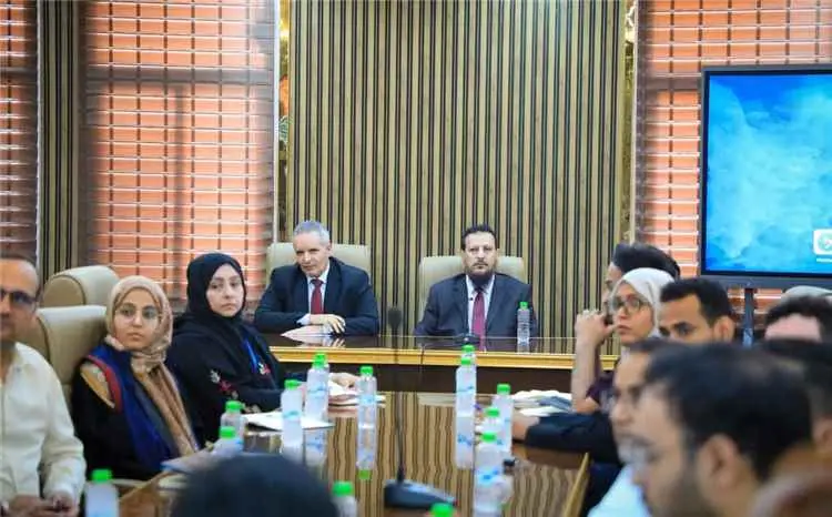 وزير الشؤون الاجتماعية والعمل ووزير الدولة محافظ ا...