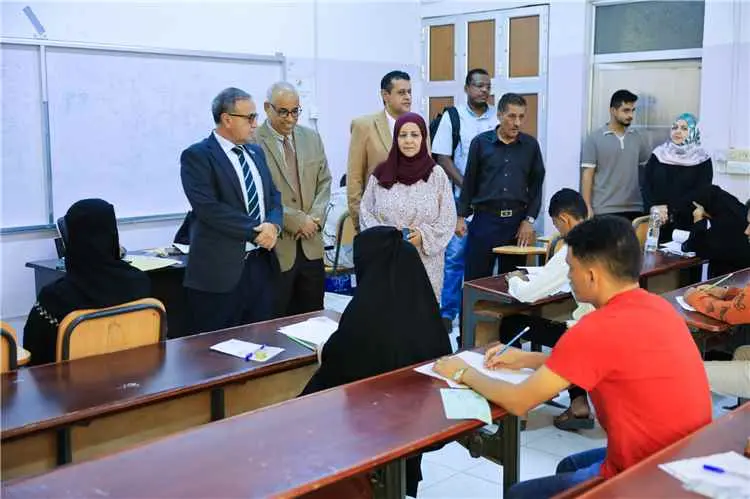 رئيس جامعة عدن يتفقد سير امتحانات المفاضلة بكلية التمريض