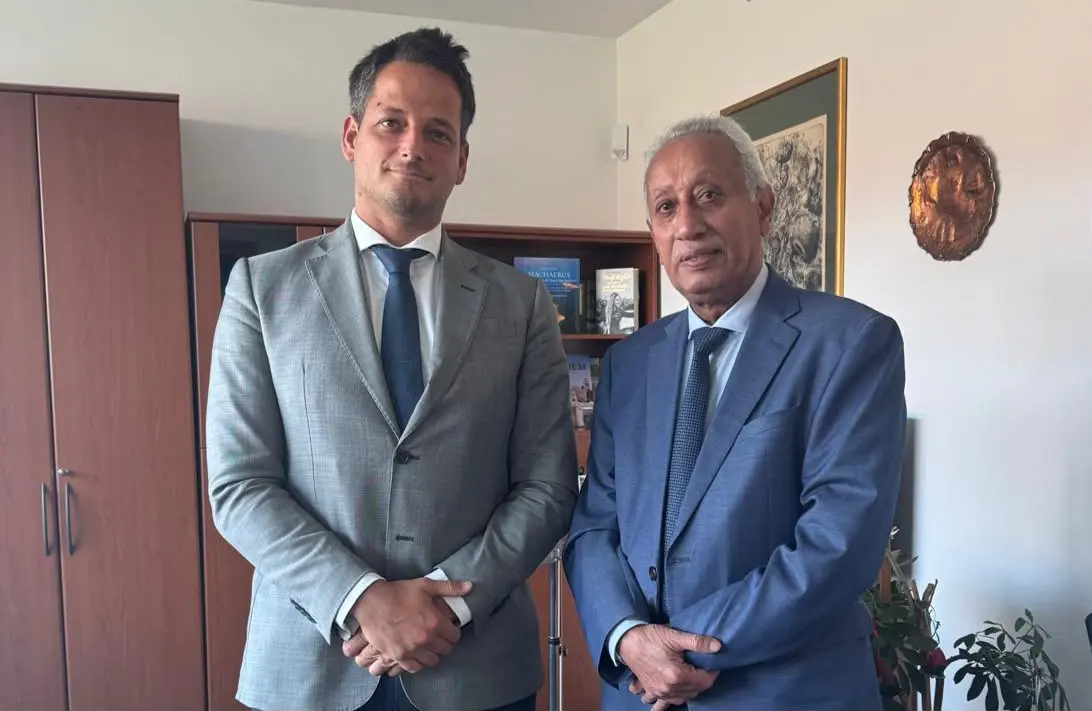 القائم بالأعمال بالأصالة في بودابست يبحث مع مسؤول...
