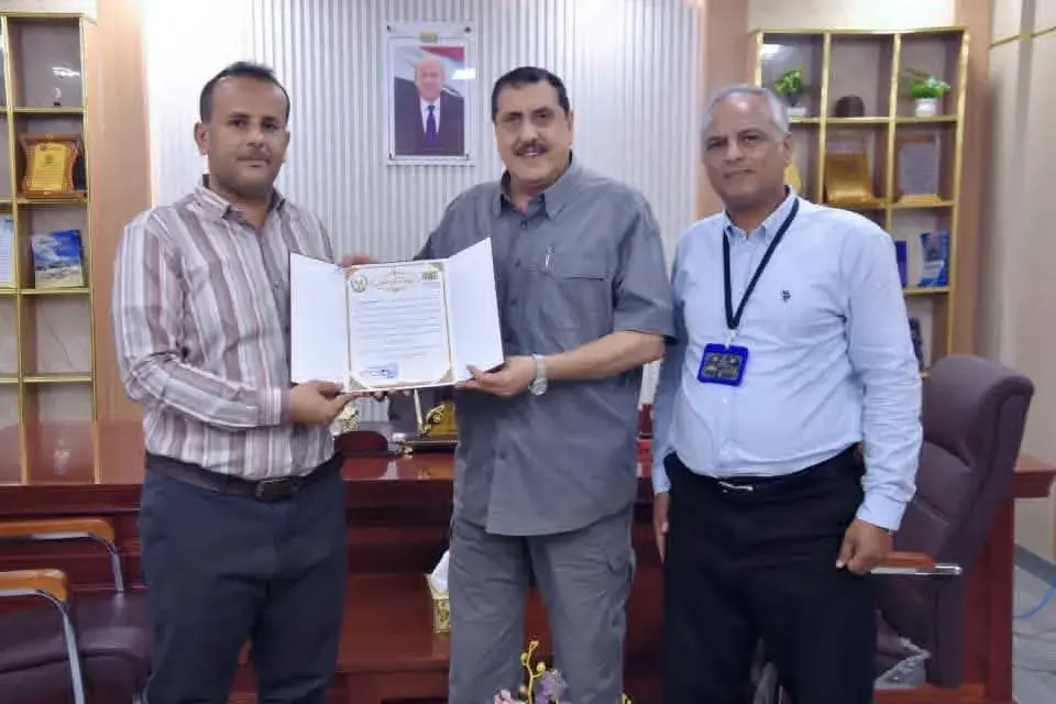 مدير أمن العاصمة عدن يكرّم شركة الحلول النهائية لإ...