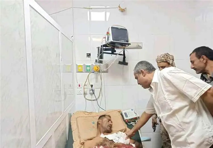 قيادة لواء الاسناد القتالي بقوات دفاع شبوة تتفقد جرحى اللواء في مستشفيات بيحان