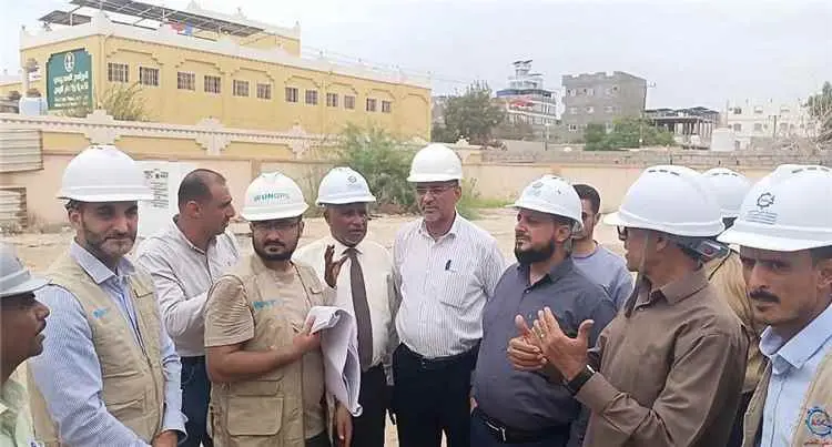 باشراف صحة عدن.. اليزيدي يضع حجر الأساس لمشروع بنا...