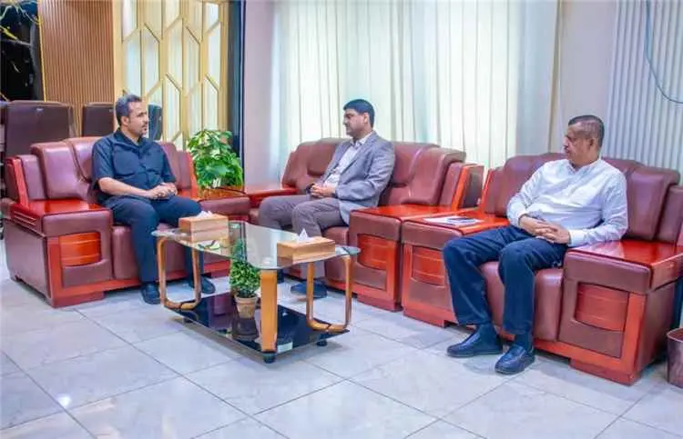 محافظ لحج والمدير التنفيذي لشركة النفط اليمنية يبح...