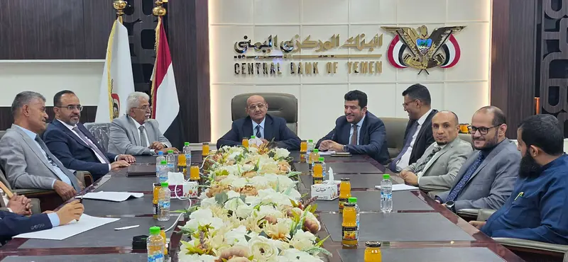 البنك المركزي يناقش التحديات التي تواجه القطاع الم...