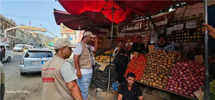 ضبط مخالفة زيادة أسعار ويُكثّف جولات التفتيش على الأسواق والمخابز