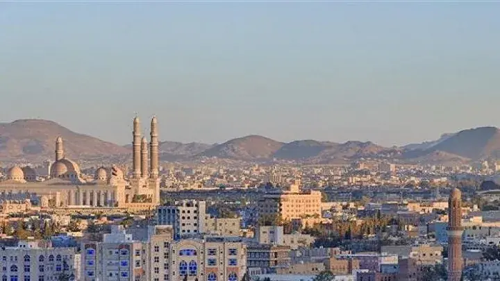 انفجار يستهدف قسم شرطة في صنعاء وسقوط قتلى