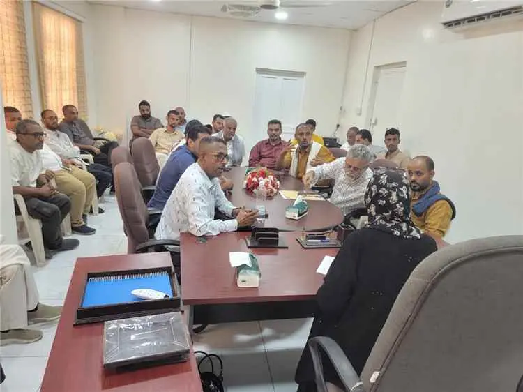الاتحاد العام لنقابات عمال عدن يقف إلى جانب موظفي...