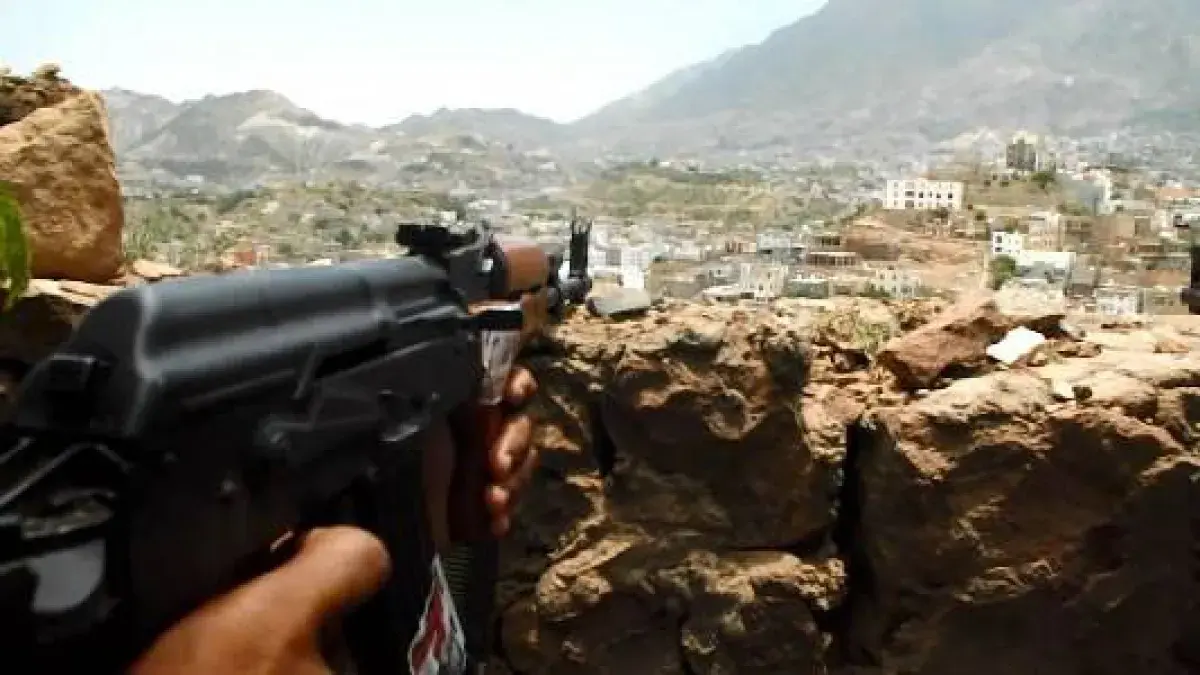 ضربات جوية ومعارك الوازعية تفتك بـ90 حوثياً وتدمر...