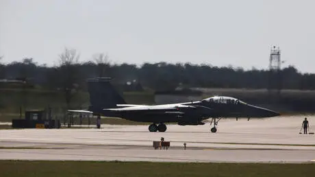مشاهد توثق تحطم مقاتلة أمريكية من طراز F-16 في ميش...
