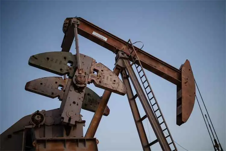 أسعار النفط تنخفض مع انحسار مخاوف الإمدادات السعود...