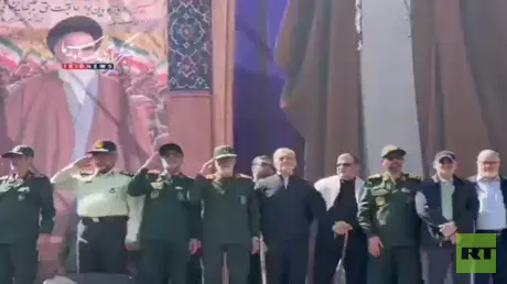 بزشكيان وسط حشود "جان فداي إيران" في شوارع طهران