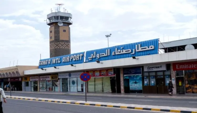 طائرة شحن كبيرة تهبط في مطار صنعاء وتفرغ حمولة للح...