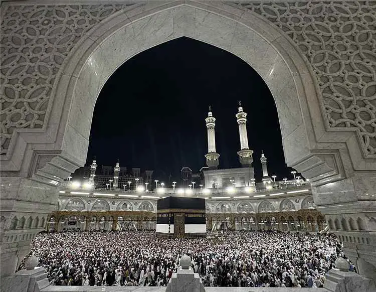 إمام المسجد الحرام: استهداف المقدسات لا يمت للإسلا...