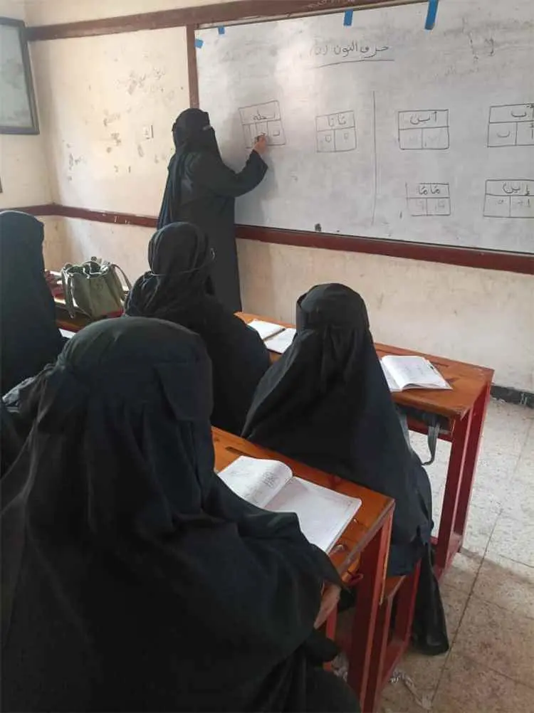 طالبات محو الأمية بالشيخ عثمان يواصلن مسيرة التعلي...