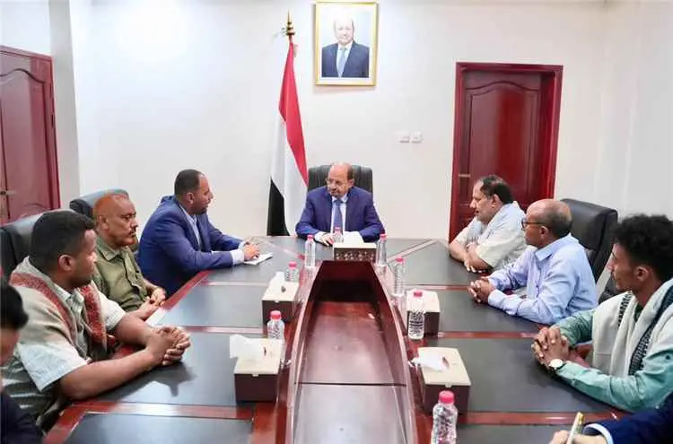 رئيس الوزراء يستقبل شخصيات وقيادات من الوازعية