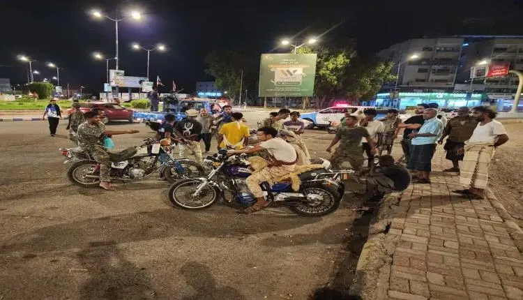 أمن العاصمة عدن يجدد تنفيذ حملة ضبط الدراجات النار...